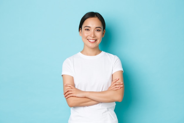 カジュアルなTシャツのポーズを着て若いアジアの女性