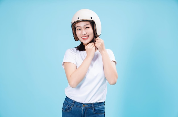 배경에 헬멧을 착용하는 젊은 아시아 여자
