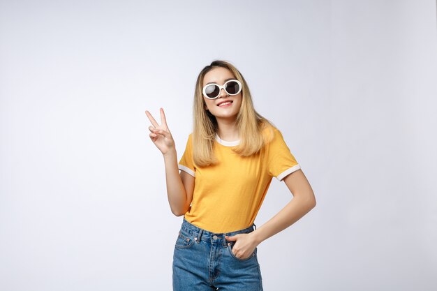 선글라스를 착용하는 젊은 아시아 여성