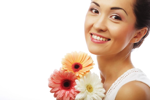 花束の花を持つ若いアジアの女性