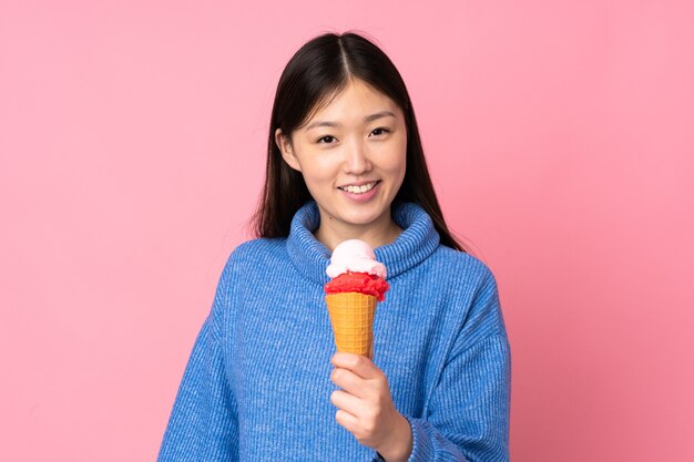 コルネットアイスクリームと若いアジアの女性