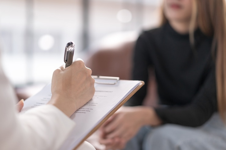 Photo young asian woman with mental health problem meet psychologist to consult and mental therapy. psychology and mental therapy concept