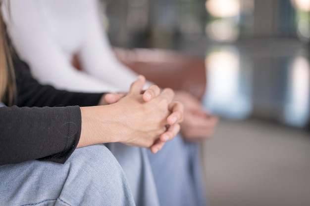 Foto giovane donna asiatica con problemi di salute mentale incontra uno psicologo per consulenza e terapia mentale