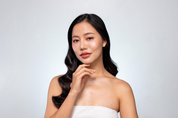 Photo a young asian woman with perfect beauty face long hair and healthy tanned skin portrait