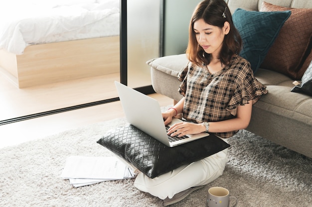 Photo young asian woman working at home