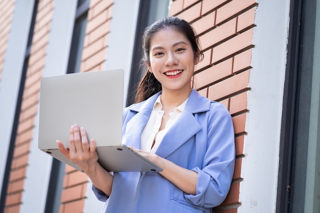 外で働く若いアジアの女性