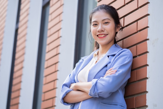 外で働く若いアジアの女性