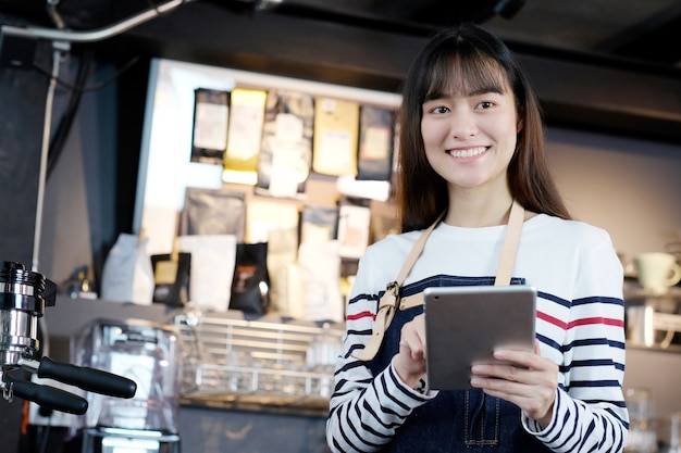 若いアジアの女性、食品飲料業界のコンセプト