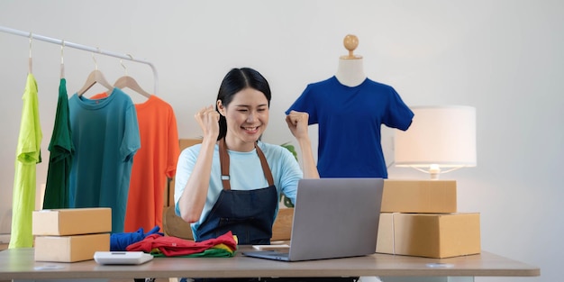 고객으로부터 새로운 주문을 받은 후 행복한 젊은 아시아 여성 온라인 상점 온라인 판매 온라인 쇼핑의 대규모 판매에 성공한 아시아 여성의 놀라움과 충격적인 얼굴