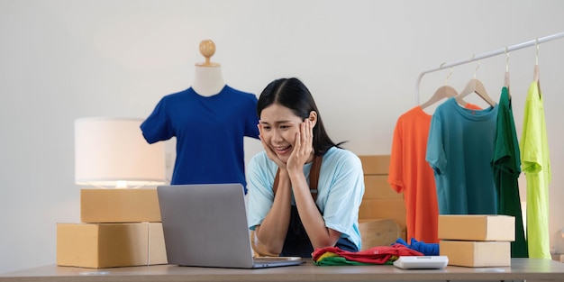 顧客からの新しい注文の後に幸せな若いアジアの女性彼のオンライン ストアのオンライン販売オンライン ショッピングの大きな販売にアジアの女性の成功の驚きとショック顔