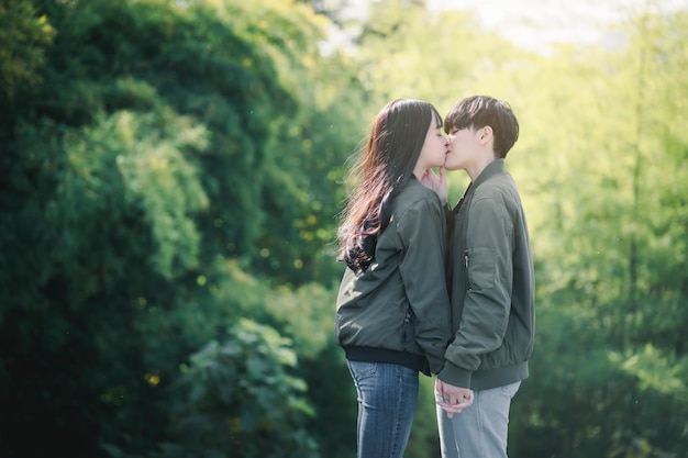 若いアジア女性LGBTレズビアンロマンチックなカップルが朝キスします。