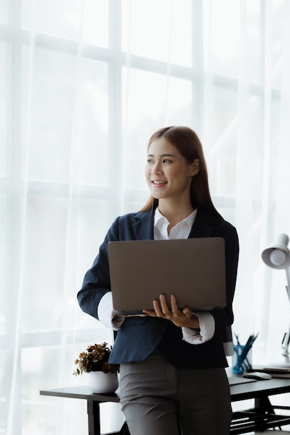 オフィスで働く若いアジア人女性若い女性実業家が若い女性幹部によってビジネスを運営するスタートアップ企業を設立するビジネスアイデアと女性リーダーによるリーダーシップ