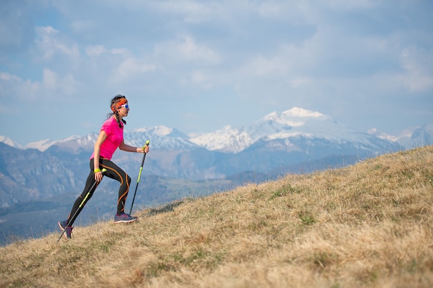 젊은 선수는 산에서 실행하고 운동하는 동안 skyrunning