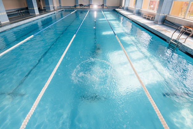 젊은 선수가 수영장에서 수영 경기를 훈련하고 준비합니다. 건강한 생활.