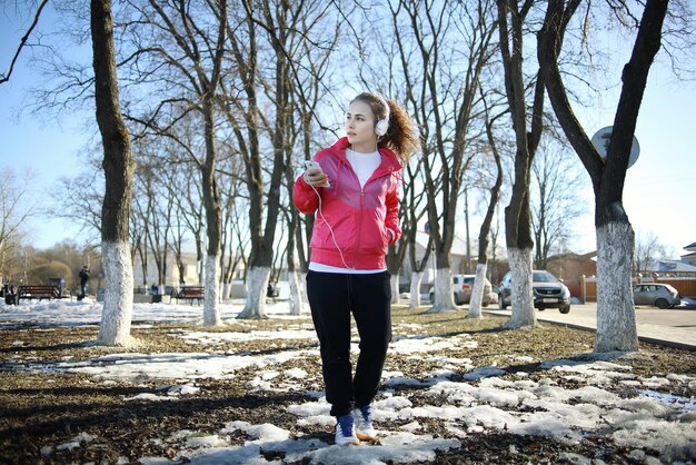 公園で散歩中の若い運動少女