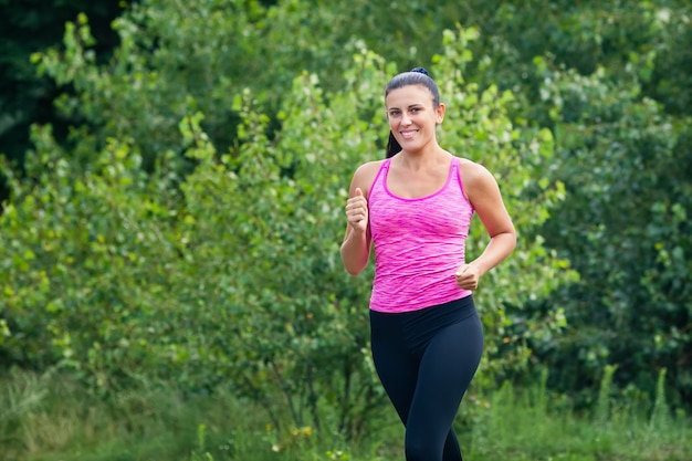 Giovane donna atletica che pareggia nel parco