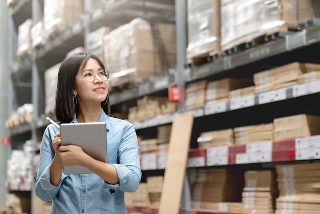 Photo young attractive asian worker, owner, entrepreneur woman holding smart tablet.