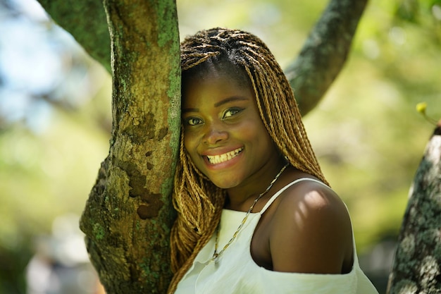 Photo young attractive black skin woman afro hairstyle in nature background