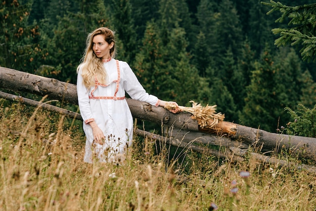 Vestito bianco dalla giovane donna bionda attraente