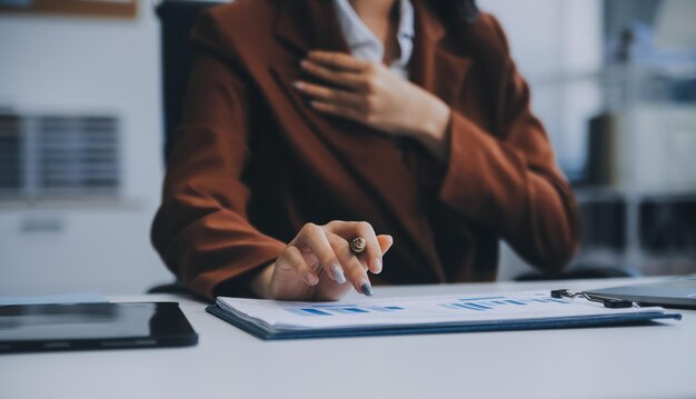 Foto giovane donna d'affari attraente che lavora al suo progetto con un computer portatile in una moderna stanza d'ufficio