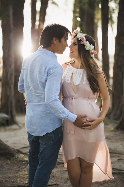 Giovane coppia attraente: madre incinta e padre felice