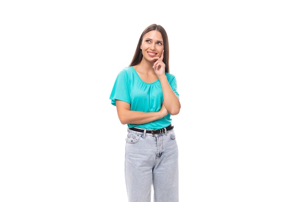 Photo young attractive european woman with black long hair dressed in a blue tshirt