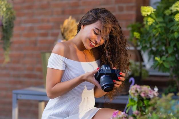 写真 夏の街を歩きながらミラーレス カメラを使用して若い魅力的な女子学生や観光客