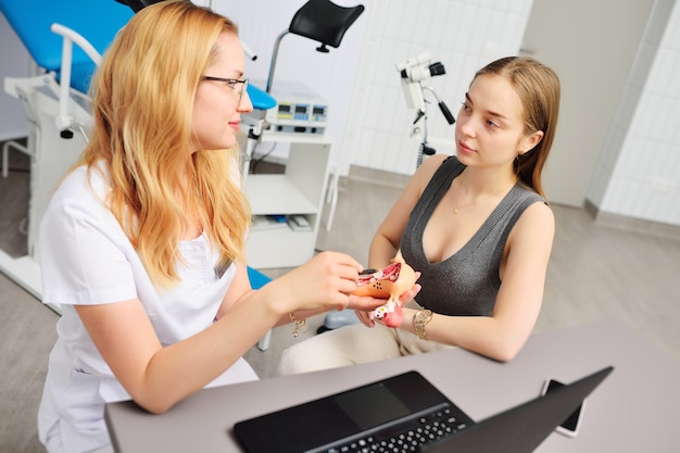 Una giovane ragazza attraente a una consultazione femminile con un ginecologo.