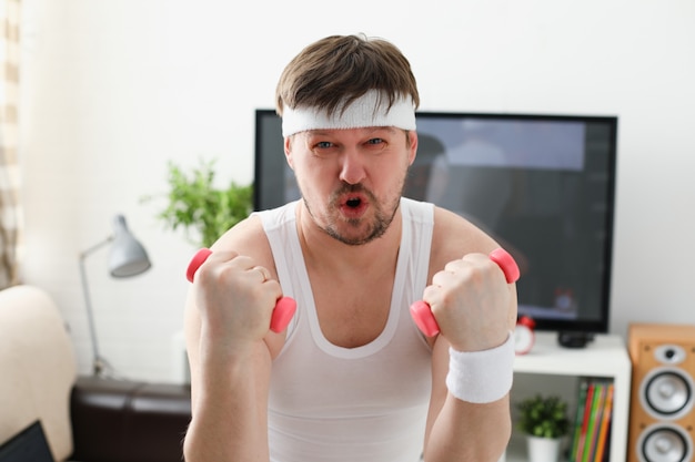 Giovane uomo attraente impegnato in palestra