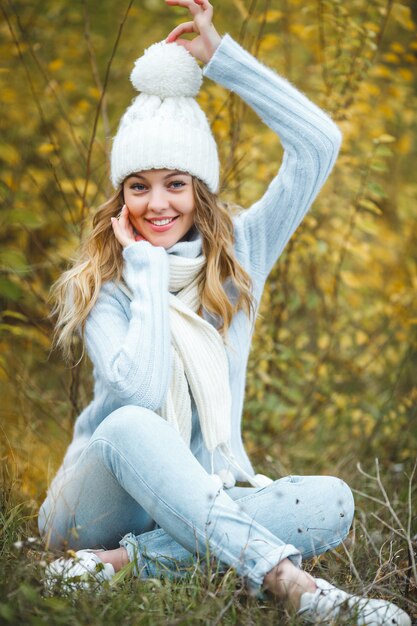 Giovane donna attraente in autunno sfondo colorato