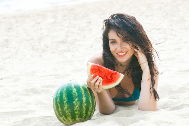 Молодая привлекательная женщина на пляже отдыха. Красивая женщина с арбузом. Милая девушка outdoors