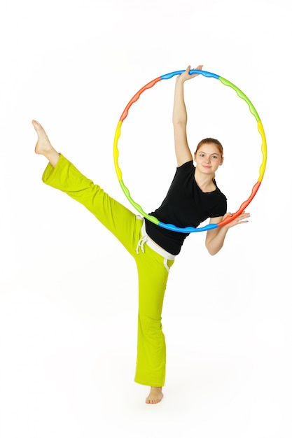 Photo young attractive woman fitness instructor holding hula hoop