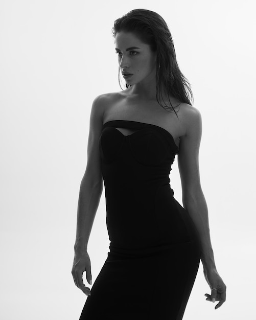아름 다운 우아한 그림 건강의 검은 드레스 슬림 바디 개념에 젊은 매력적인 여자 모델