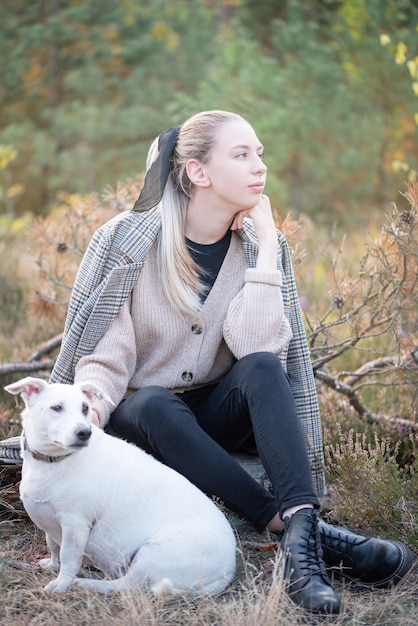 犬と遊ぶ若い魅力的な女性