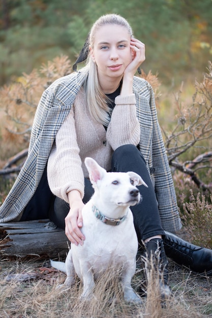 Photo young attractive woman playing with dog