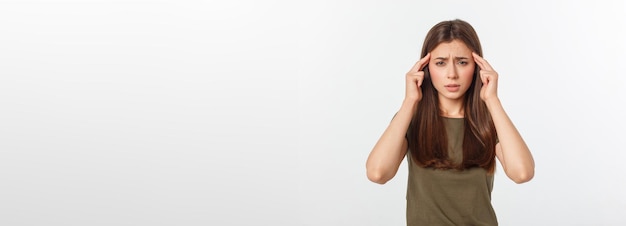 病気や頭痛に苦しんでいる魅力的な若い女性が白い色に頭を隔離しています