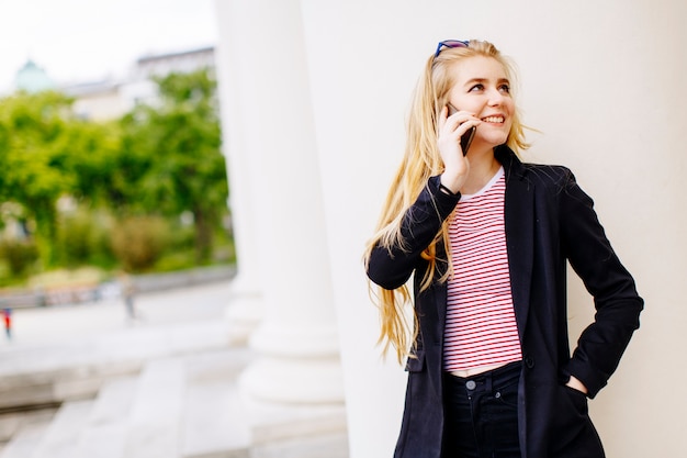Photo young attractive woman using smartphone