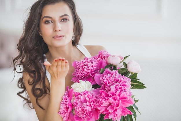 Giovane donna attraente con fiori