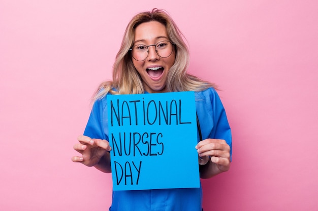 파란색 배경에 고립 된 국제 간호사의 날 현수막을 들고 젊은 호주 간호사 여자