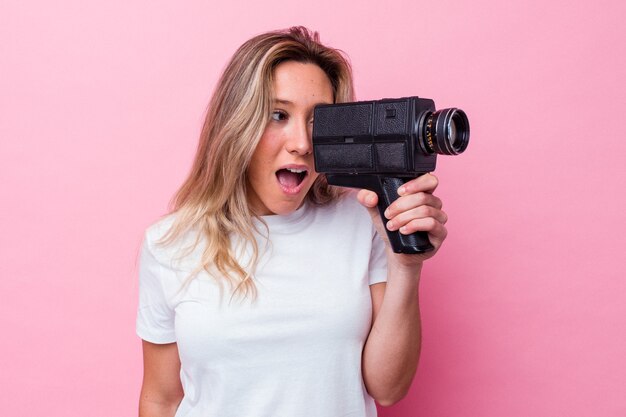 Photo young australian woman filming with a vintage video camera isolated