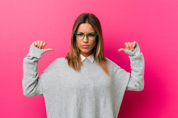 Photo young authentic charismatic real people woman against a wall feels proud and self confident, example to follow.