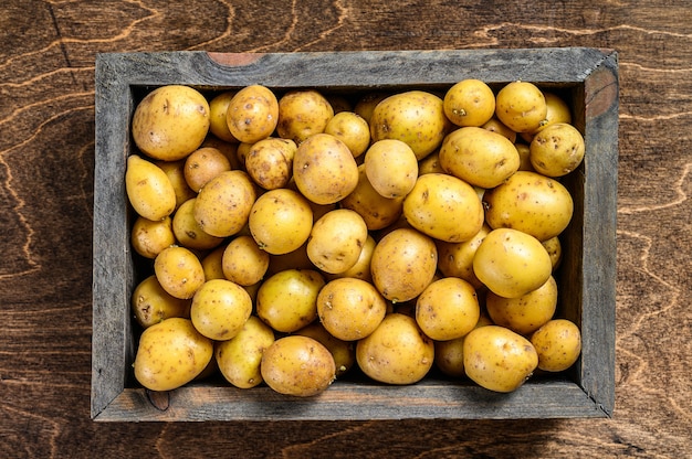 Young baby patate in una scatola di legno