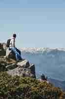 Photo young backpacker enjoying the views of canigo mountains pyrenees