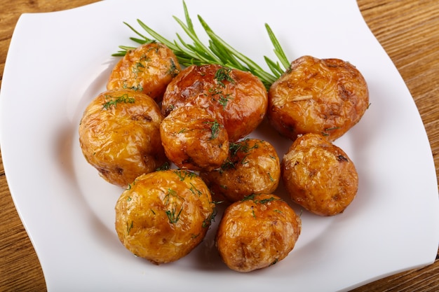 Giovane patata al forno