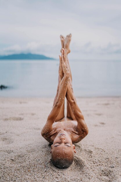 Foto giovane ragazza calva sulla spiaggia