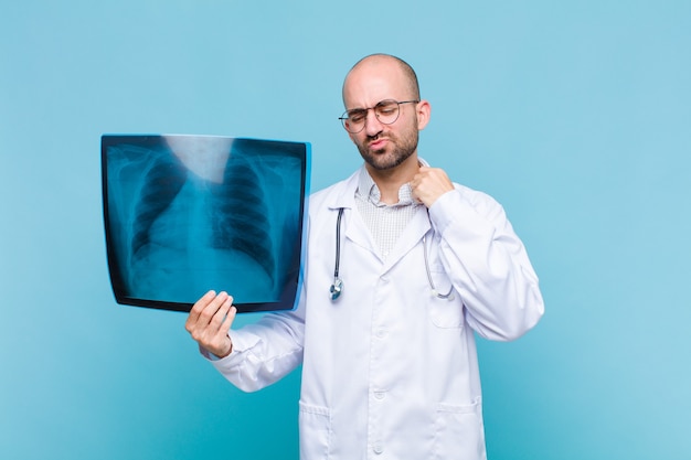 Giovane uomo calvo che si sente stressato, ansioso, stanco e frustrato, tira il collo della camicia, sembra frustrato dal problema