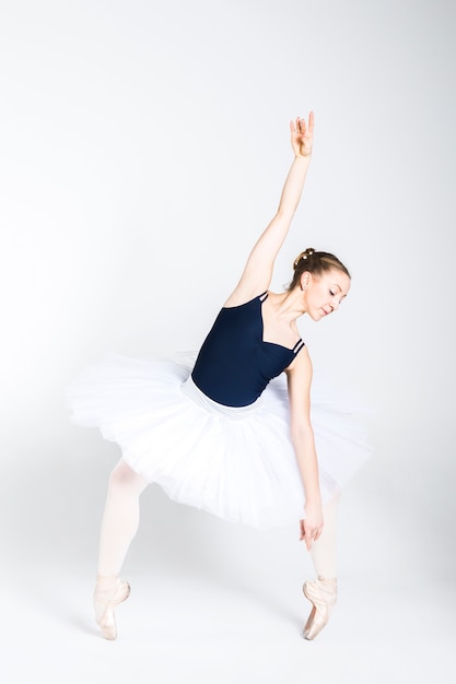 Юная балерина отрабатывает балетные ходы