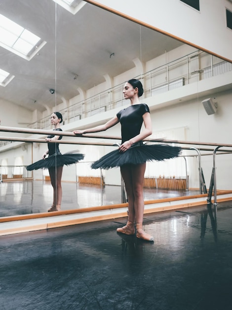 Foto giovane ballerina che si esercita in studio