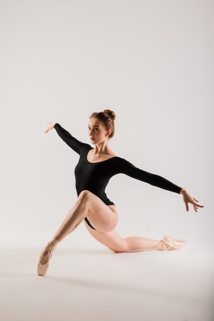 Молодая балерина танцовщица изолирована на белом фоне