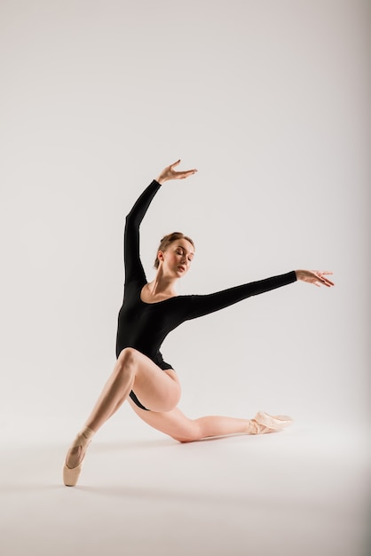 Ballerino femminile giovane balletto isolato su bianco